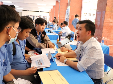 Doanh nghiệp Nhật coi giò sinh viên Việt - Ảnh 1. Doanh nghiệp Nhật coi giò sinh viên Việt - Ảnh 1.