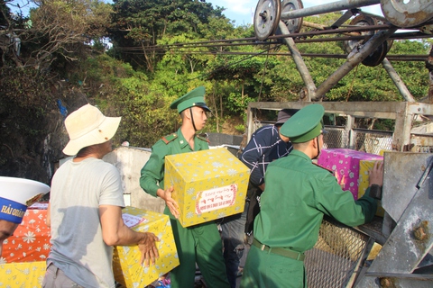 Bánh mứt Tết ‘đọng lại nghĩa tình’ của người đất liền gửi các chiến sĩ nơi đảo xa - Ảnh 2. Bánh mứt Tết ‘đọng lại nghĩa tình’ của người đất liền gửi các chiến sĩ nơi đảo xa - Ảnh 2.