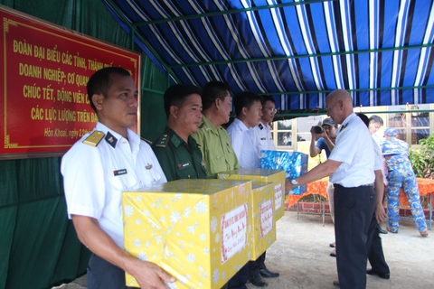 Bánh mứt Tết ‘đọng lại nghĩa tình’ của người đất liền gửi các chiến sĩ nơi đảo xa - Ảnh 1. Bánh mứt Tết ‘đọng lại nghĩa tình’ của người đất liền gửi các chiến sĩ nơi đảo xa - Ảnh 1.