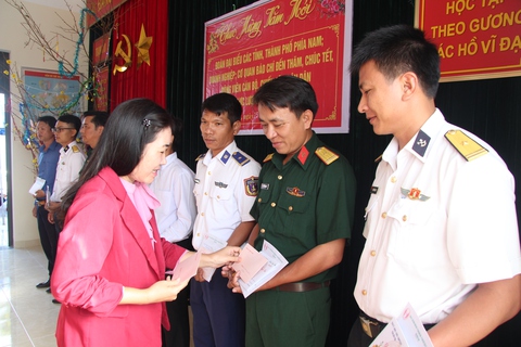 Bánh mứt Tết ‘đọng lại nghĩa tình’ của người đất liền gửi các chiến sĩ nơi đảo xa - Ảnh 4. Bánh mứt Tết ‘đọng lại nghĩa tình’ của người đất liền gửi các chiến sĩ nơi đảo xa - Ảnh 4.