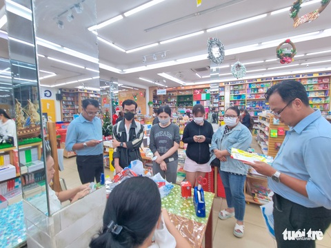Nhiều phụ huynh ở TP.HCM đưa con đi mua đồ chơi trước thềm Giáng sinh - Ảnh 6. Nhiều phụ huynh ở TP.HCM đưa con đi mua đồ chơi trước thềm Giáng sinh - Ảnh 6.