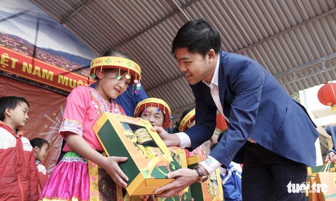 Ngắm những nụ cười trẻ thơ vùng cao khi nhận quà Tết dinh dưỡng - Ảnh 8. Ngắm những nụ cười trẻ thơ vùng cao khi nhận quà Tết dinh dưỡng - Ảnh 8.