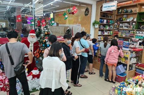 Nhiều phụ huynh ở TP.HCM đưa con đi mua đồ chơi trước thềm Giáng sinh - Ảnh 8. Nhiều phụ huynh ở TP.HCM đưa con đi mua đồ chơi trước thềm Giáng sinh - Ảnh 8.