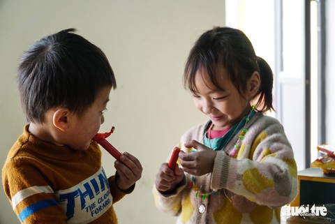 Ngắm những nụ cười trẻ thơ vùng cao khi nhận quà Tết dinh dưỡng - Ảnh 1. Ngắm những nụ cười trẻ thơ vùng cao khi nhận quà Tết dinh dưỡng - Ảnh 1.