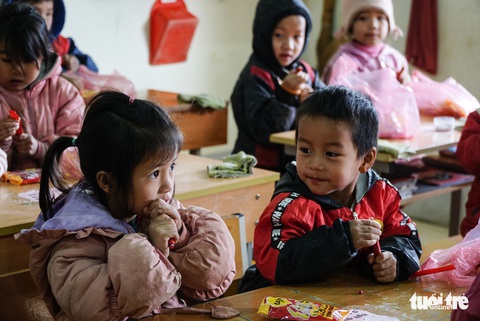Ngắm những nụ cười trẻ thơ vùng cao khi nhận quà Tết dinh dưỡng - Ảnh 3. Ngắm những nụ cười trẻ thơ vùng cao khi nhận quà Tết dinh dưỡng - Ảnh 3.