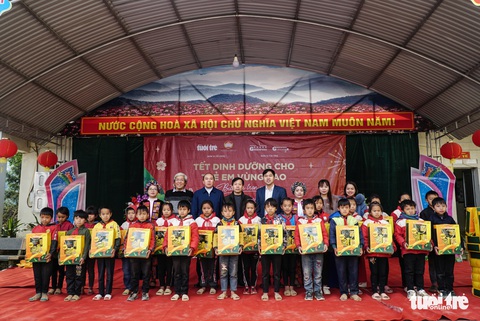 Ngắm những nụ cười trẻ thơ vùng cao khi nhận quà Tết dinh dưỡng - Ảnh 13. Ngắm những nụ cười trẻ thơ vùng cao khi nhận quà Tết dinh dưỡng - Ảnh 13.