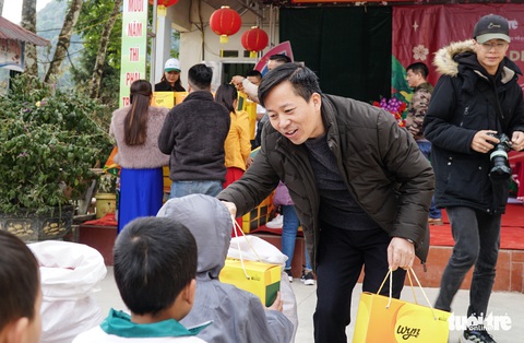 Ngắm những nụ cười trẻ thơ vùng cao khi nhận quà Tết dinh dưỡng - Ảnh 10. Ngắm những nụ cười trẻ thơ vùng cao khi nhận quà Tết dinh dưỡng - Ảnh 10.