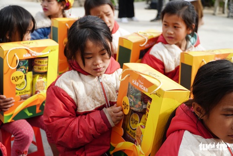 Ngắm những nụ cười trẻ thơ vùng cao khi nhận quà Tết dinh dưỡng - Ảnh 4. Ngắm những nụ cười trẻ thơ vùng cao khi nhận quà Tết dinh dưỡng - Ảnh 4.