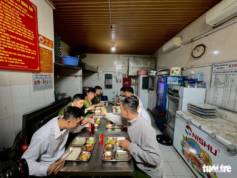 Cảnh sát bảo vệ mục tiêu vượt nắng, thắng mưa đảm bảo an toàn cơ quan đại diện ngoại giao - Ảnh 2. Cảnh sát bảo vệ mục tiêu vượt nắng, thắng mưa đảm bảo an toàn cơ quan đại diện ngoại giao - Ảnh 2.