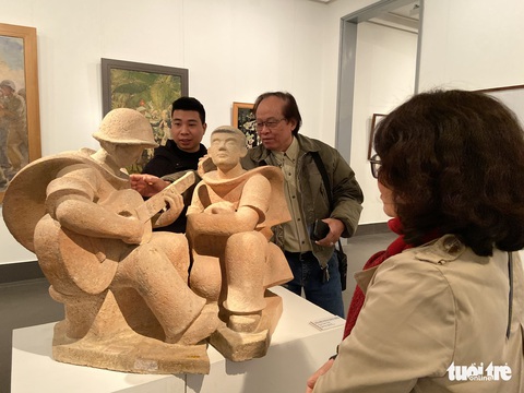 Rung cảm của người đương thời khi xem tranh về tình quân dân - Ảnh 1. Rung cảm của người đương thời khi xem tranh về tình quân dân - Ảnh 1.