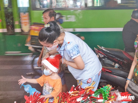Nhiều phụ huynh ở TP.HCM đưa con đi mua đồ chơi trước thềm Giáng sinh - Ảnh 7. Nhiều phụ huynh ở TP.HCM đưa con đi mua đồ chơi trước thềm Giáng sinh - Ảnh 7.