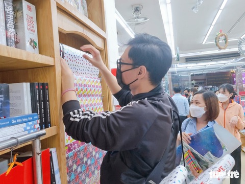 Nhiều phụ huynh ở TP.HCM đưa con đi mua đồ chơi trước thềm Giáng sinh - Ảnh 5. Nhiều phụ huynh ở TP.HCM đưa con đi mua đồ chơi trước thềm Giáng sinh - Ảnh 5.