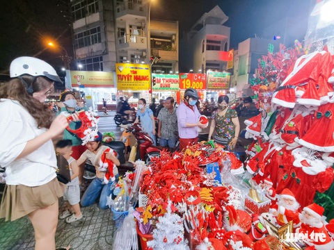 Nhiều phụ huynh ở TP.HCM đưa con đi mua đồ chơi trước thềm Giáng sinh - Ảnh 1. Nhiều phụ huynh ở TP.HCM đưa con đi mua đồ chơi trước thềm Giáng sinh - Ảnh 1.