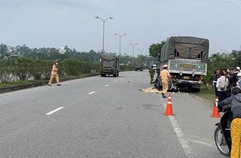 Xe máy tông xe tải đang đỗ bên lề đường, 2 người thương vong - Ảnh 1. Xe máy tông xe tải đang đỗ bên lề đường, 2 người thương vong - Ảnh 1.