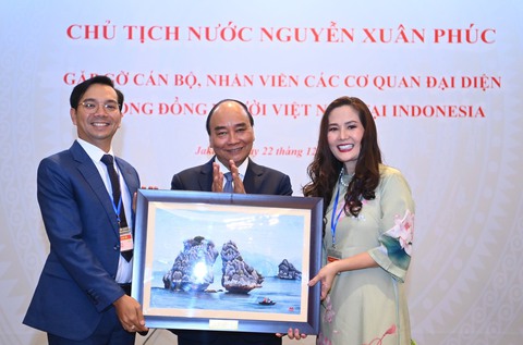 Chủ tịch nước thông báo kết quả chuyến thăm Indonesia với kiều bào - Ảnh 1. Chủ tịch nước thông báo kết quả chuyến thăm Indonesia với kiều bào - Ảnh 1.
