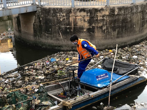 Rác thải dày đặc kênh Nhiêu Lộc - Thị Nghè - Ảnh 5. Rác thải dày đặc kênh Nhiêu Lộc - Thị Nghè - Ảnh 5.