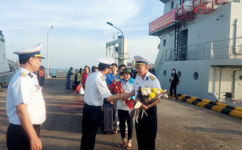 Bánh mứt Tết ‘đọng lại nghĩa tình’ của người đất liền gửi các chiến sĩ nơi đảo xa - Ảnh 7. Bánh mứt Tết ‘đọng lại nghĩa tình’ của người đất liền gửi các chiến sĩ nơi đảo xa - Ảnh 7.