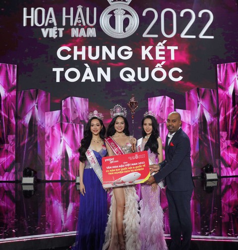 Vietjet tặng tân hoa hậu 1 năm bay SkyBoss - Ảnh 1. Vietjet tặng tân hoa hậu 1 năm bay SkyBoss - Ảnh 1.