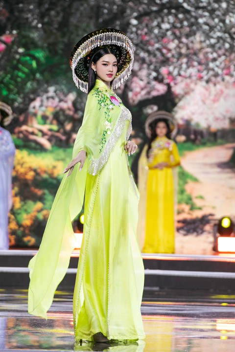 Trượt top 5 Hoa hậu Việt Nam, Bé Quyên cười tươi chào khán giả - Ảnh 3. Trượt top 5 Hoa hậu Việt Nam, Bé Quyên cười tươi chào khán giả - Ảnh 3.