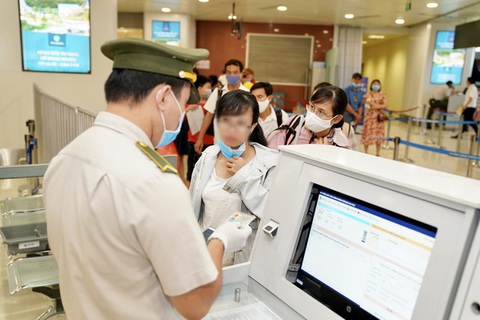 Cục Hàng không yêu cầu kiểm tra giấy tờ tùy thân ở cửa lên máy bay dịp Tết - Ảnh 1. Cục Hàng không yêu cầu kiểm tra giấy tờ tùy thân ở cửa lên máy bay dịp Tết - Ảnh 1.