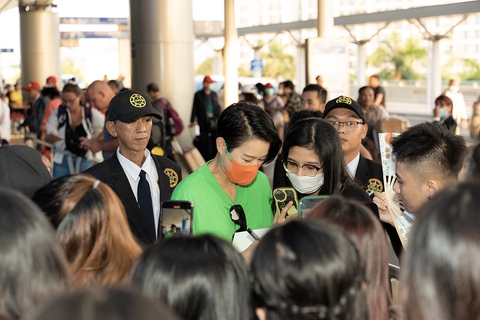 Hồ Hạnh Nhi bất ngờ tới Việt Nam hội ngộ Thu Hoài, hứa hẹn rủ ‘hội bà 8 TVB’ sang chơi - Ảnh 1. Hồ Hạnh Nhi bất ngờ tới Việt Nam hội ngộ Thu Hoài, hứa hẹn rủ ‘hội bà 8 TVB’ sang chơi - Ảnh 1.