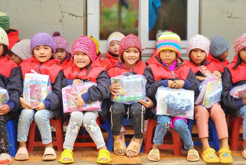 Cõng áo ấm lên non cho trẻ - Ảnh 1. Cõng áo ấm lên non cho trẻ - Ảnh 1.