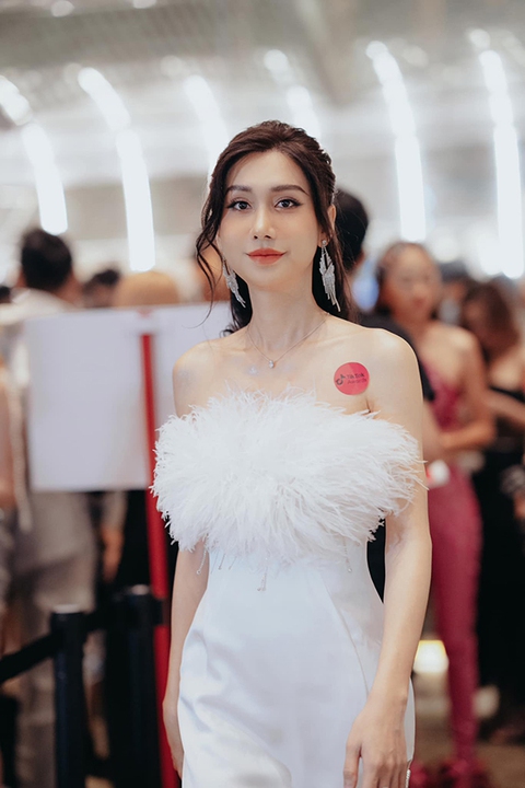 Ảnh vui sao Việt 24-12: Ngọc Trinh nhí nhảnh bên cha ruột và mẹ kế - Ảnh 7. Ảnh vui sao Việt 24-12: Ngọc Trinh nhí nhảnh bên cha ruột và mẹ kế - Ảnh 7.