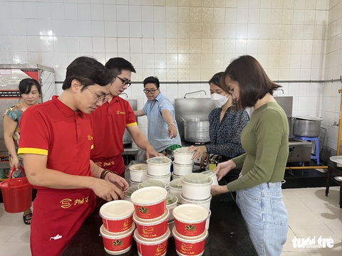Những suất phở yêu thương cho Giáng sinh ấm áp - Ảnh 3. Những suất phở yêu thương cho Giáng sinh ấm áp - Ảnh 3.