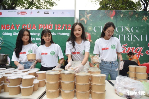 Những suất phở yêu thương cho Giáng sinh ấm áp - Ảnh 9. Những suất phở yêu thương cho Giáng sinh ấm áp - Ảnh 9.
