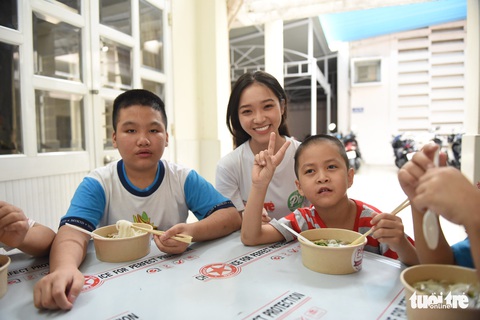Những suất phở yêu thương cho Giáng sinh ấm áp - Ảnh 5. Những suất phở yêu thương cho Giáng sinh ấm áp - Ảnh 5.