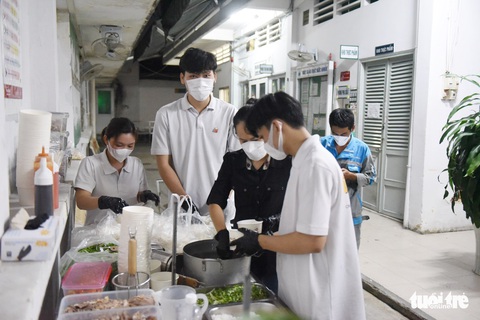 Những suất phở yêu thương cho Giáng sinh ấm áp - Ảnh 8. Những suất phở yêu thương cho Giáng sinh ấm áp - Ảnh 8.