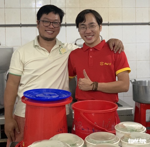 Những suất phở yêu thương cho Giáng sinh ấm áp - Ảnh 4. Những suất phở yêu thương cho Giáng sinh ấm áp - Ảnh 4.