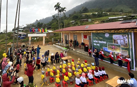 Trường Tắk Pổ đón học sinh vào lớp sau 3 năm xây dựng - Ảnh 1. Trường Tắk Pổ đón học sinh vào lớp sau 3 năm xây dựng - Ảnh 1.