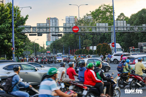 Cận cảnh điểm nghẽn An Phú, nơi khởi công nút giao gần 4.000 tỉ đồng - Ảnh 3. Cận cảnh điểm nghẽn An Phú, nơi khởi công nút giao gần 4.000 tỉ đồng - Ảnh 3.