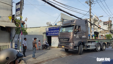 Công an Thủ Đức mời một số người ở Trung tâm đăng kiểm 50-03V lên làm việc - Ảnh 4. Công an Thủ Đức mời một số người ở Trung tâm đăng kiểm 50-03V lên làm việc - Ảnh 4.