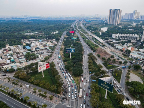 Cận cảnh điểm nghẽn An Phú, nơi khởi công nút giao gần 4.000 tỉ đồng - Ảnh 8. Cận cảnh điểm nghẽn An Phú, nơi khởi công nút giao gần 4.000 tỉ đồng - Ảnh 8.