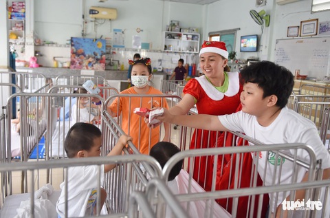 Những suất phở yêu thương cho Giáng sinh ấm áp - Ảnh 2. Những suất phở yêu thương cho Giáng sinh ấm áp - Ảnh 2.