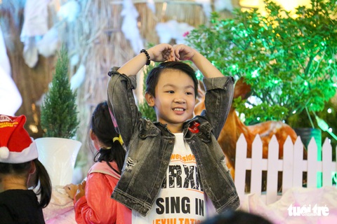 Biển người chen chúc tận hưởng Giáng sinh ở Nhà thờ lớn - Ảnh 9. Biển người chen chúc tận hưởng Giáng sinh ở Nhà thờ lớn - Ảnh 9.