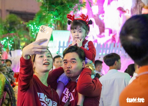 Biển người chen chúc tận hưởng Giáng sinh ở Nhà thờ lớn - Ảnh 10. Biển người chen chúc tận hưởng Giáng sinh ở Nhà thờ lớn - Ảnh 10.