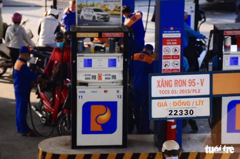 Petrolimex chỉ bán xăng dầu ‘xịn’ giá cao: Mua hay không là quyền của khách hàng - Ảnh 1. Petrolimex chỉ bán xăng dầu ‘xịn’ giá cao: Mua hay không là quyền của khách hàng - Ảnh 1.