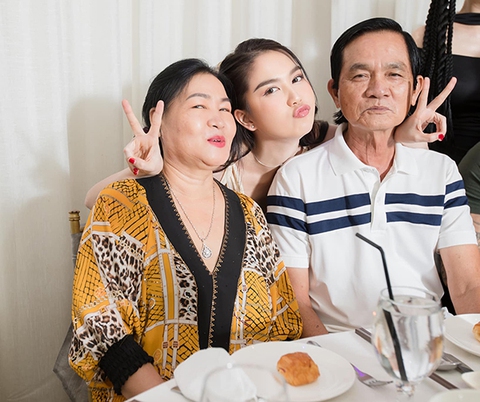 Ảnh vui sao Việt 24-12: Ngọc Trinh nhí nhảnh bên cha ruột và mẹ kế - Ảnh 1. Ảnh vui sao Việt 24-12: Ngọc Trinh nhí nhảnh bên cha ruột và mẹ kế - Ảnh 1.