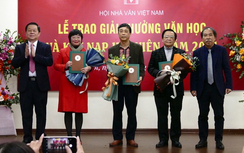 Văn chương Việt Nam 2022: mất mùa nhưng không mất trắng - Ảnh 1. Văn chương Việt Nam 2022: mất mùa nhưng không mất trắng - Ảnh 1.