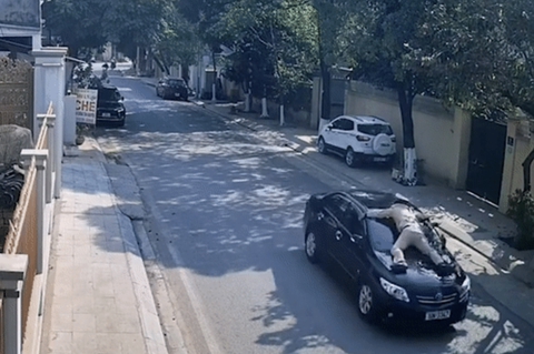 Phó giám đốc trung tâm giáo dục thường xuyên hất cảnh sát giao thông lên nắp ca pô - Ảnh 1. Phó giám đốc trung tâm giáo dục thường xuyên hất cảnh sát giao thông lên nắp ca pô - Ảnh 1.
