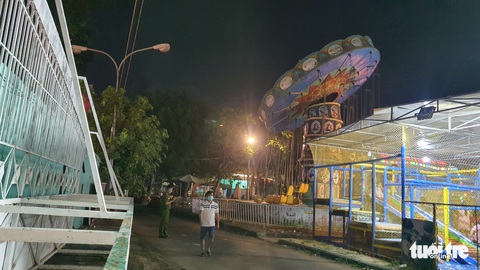 Đu quay ở Nhà thiếu nhi Thủ Đức bị nghiêng, nhiều trẻ nhỏ hốt hoảng la hét - Ảnh 1. Đu quay ở Nhà thiếu nhi Thủ Đức bị nghiêng, nhiều trẻ nhỏ hốt hoảng la hét - Ảnh 1.
