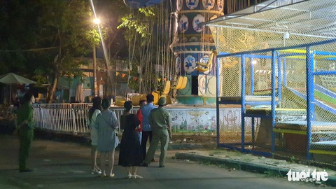 Đu quay ở Nhà thiếu nhi Thủ Đức bị nghiêng, nhiều trẻ nhỏ hốt hoảng la hét - Ảnh 4. Đu quay ở Nhà thiếu nhi Thủ Đức bị nghiêng, nhiều trẻ nhỏ hốt hoảng la hét - Ảnh 4.