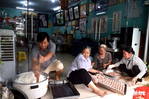 Vợ chồng bác sĩ giúp người nghèo - Ảnh 7. Vợ chồng bác sĩ giúp người nghèo - Ảnh 7.