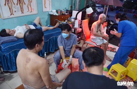 Vợ chồng bác sĩ giúp người nghèo - Ảnh 2. Vợ chồng bác sĩ giúp người nghèo - Ảnh 2.