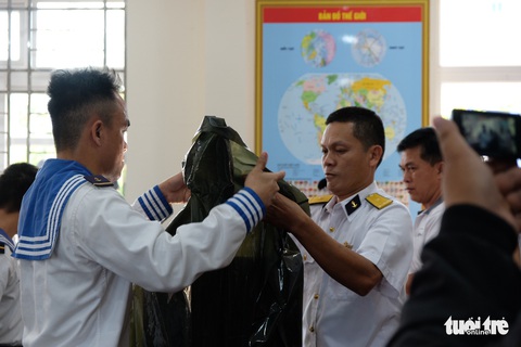 Đào, mai, quất và quà Tết ra nhà giàn DK1 - Ảnh 3. Đào, mai, quất và quà Tết ra nhà giàn DK1 - Ảnh 3.