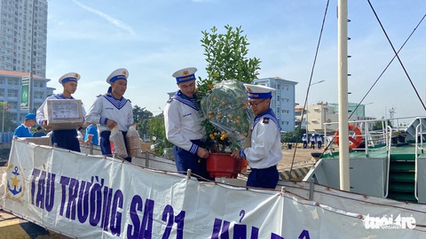 Đào, mai, quất và quà Tết ra nhà giàn DK1 - Ảnh 1. Đào, mai, quất và quà Tết ra nhà giàn DK1 - Ảnh 1.