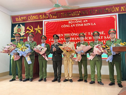 Thưởng nóng chuyên án bắt giữ nghi phạm vận chuyển ma túy, cầm súng có 14 viên đạn - Ảnh 1. Thưởng nóng chuyên án bắt giữ nghi phạm vận chuyển ma túy, cầm súng có 14 viên đạn - Ảnh 1.